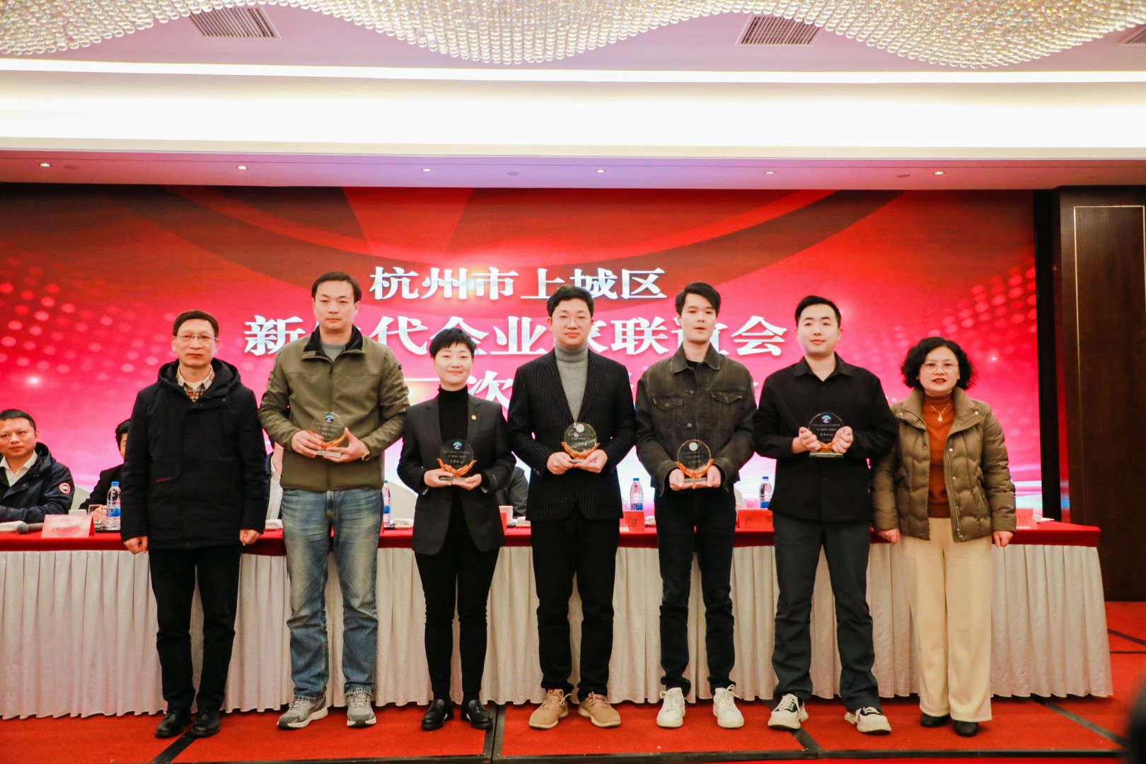 yl6809永利官网物产董事长上台领奖(1).jpg yl6809永利官网物产董事长上台领奖(1).jpg